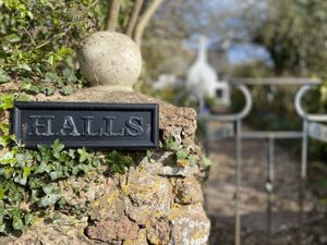 Halls Cottage- click for photo gallery